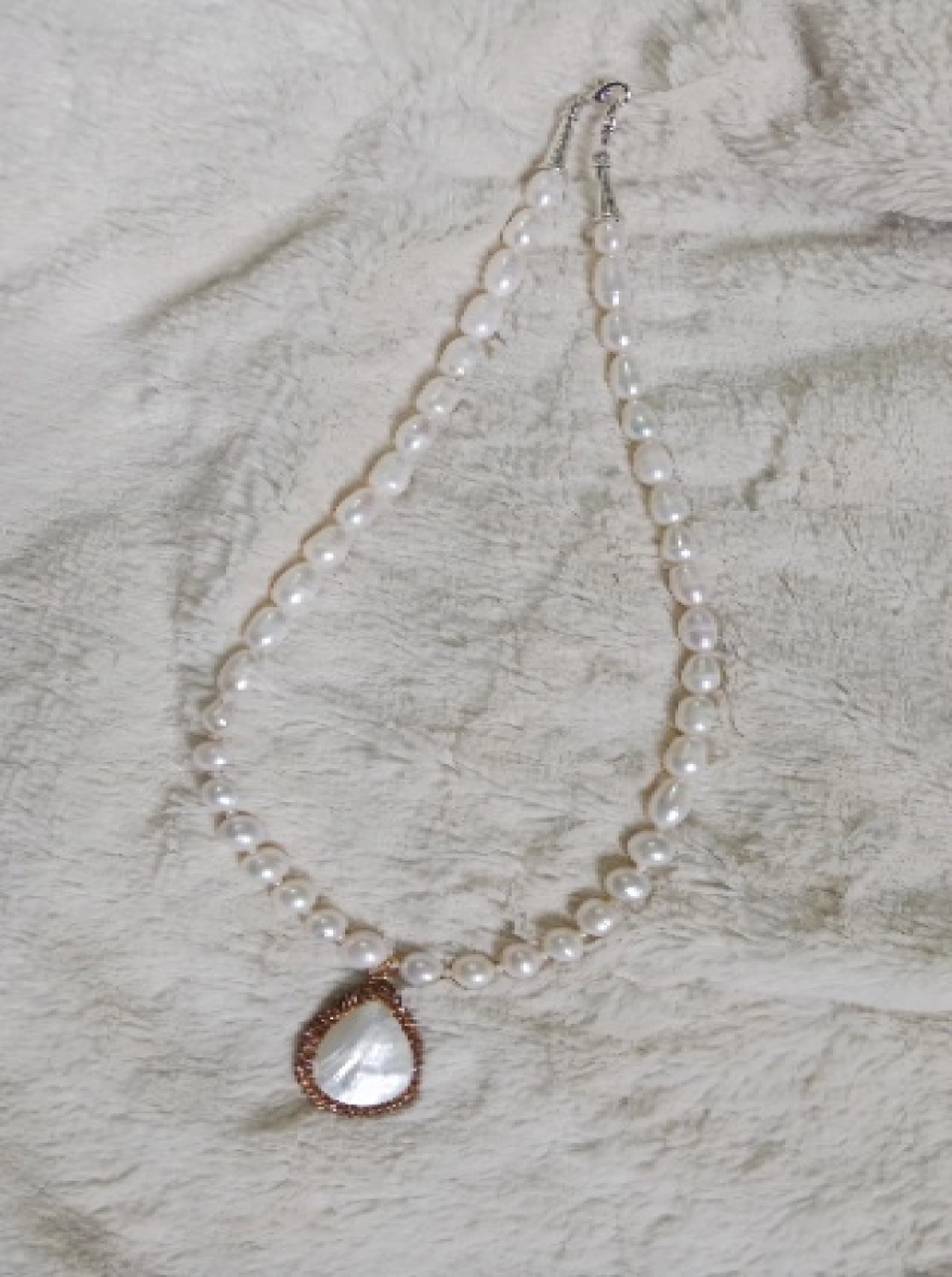 Pearl One layer necklace with locket