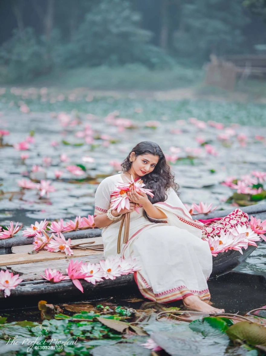 Women's Trendy and Fashionable Tangail Tat HalfSilk Nakshi Pair Saree – Elegant White & Red Heritage Edition