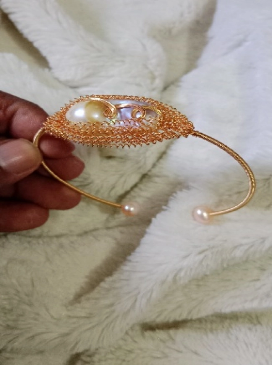 Pearl adjustable Bracelet with gold plating Body