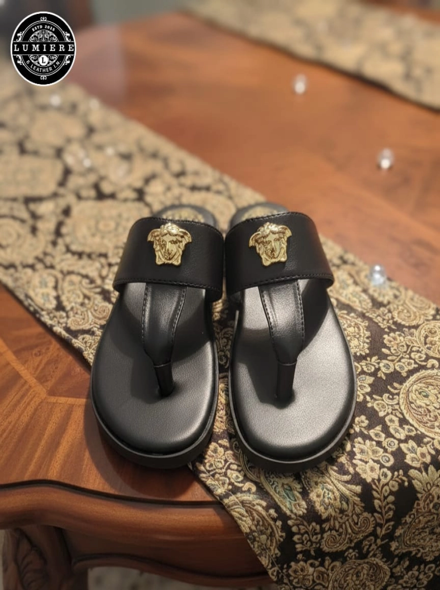 Lumiere Signature Medusa Leather Thong Sandals - Noir