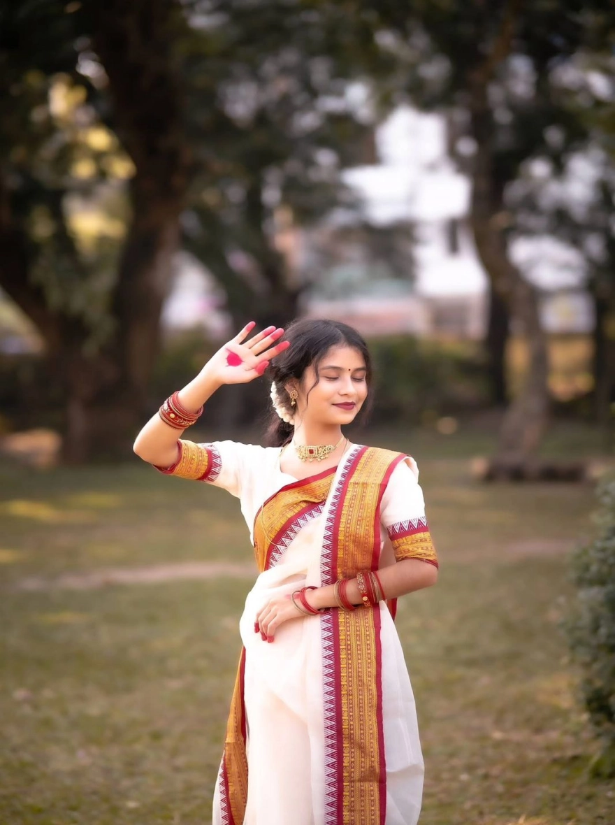 Women's Exclusive Maroon HalfSilk Katha Stitching Saree - 12 Haat with Blouse Piece